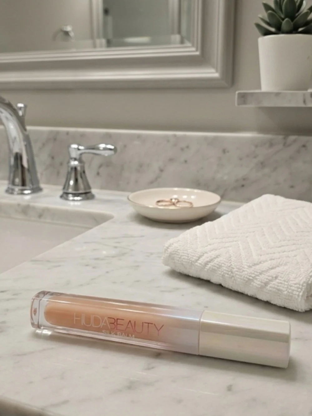 HUDA BEAUTY Silk Balm Lip Gloss - Blush